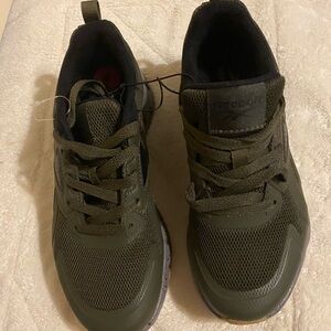 Reebok Boys Dark Green Sneakers size 4